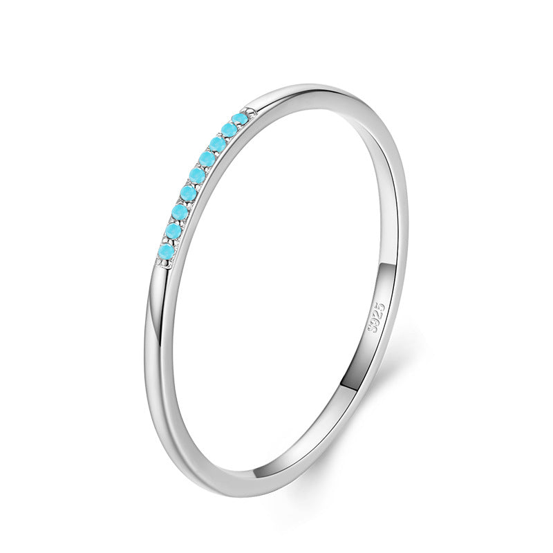 Ätherische Ausstrahlung: Zarter Ring aus Sterlingsilber im minimalistischen Design mit Regenbogenstein