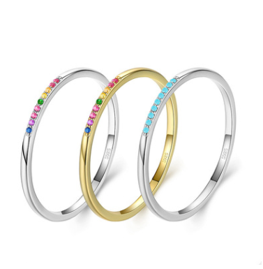 Etherische uitstraling: Delicaat minimalistisch design Sterling zilveren ring met regenboogsteen