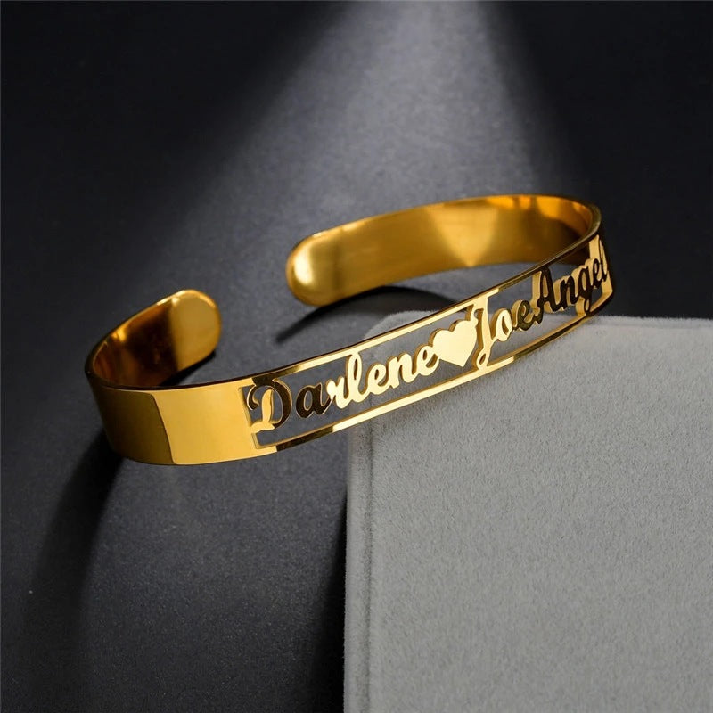 Zeitloser Touch: Personalisiertes Buchstabenarmband aus Edelstahl