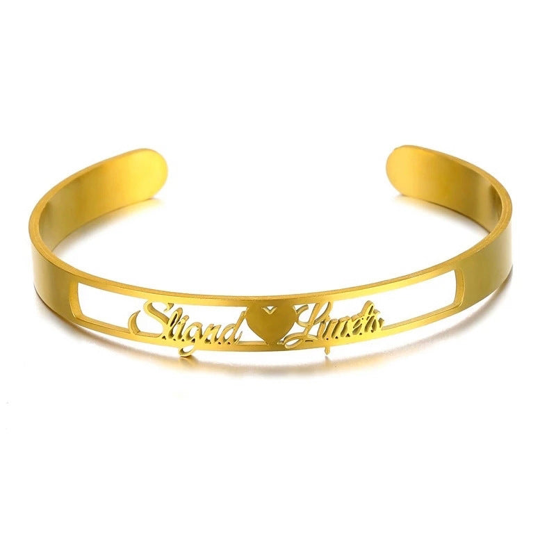 Zeitloser Touch: Personalisiertes Buchstabenarmband aus Edelstahl