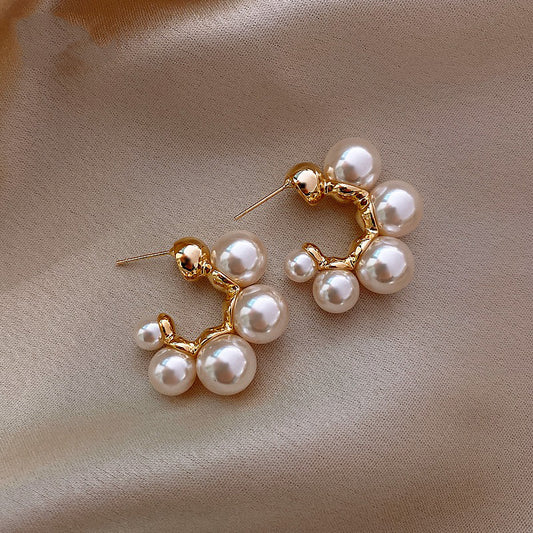 Timeless Elegance: Classic Hepburn-Inspired Pearl Earrings